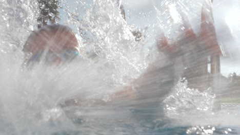 Niño-Divirtiéndose-En-El-Agua-En-Vacaciones-De-Verano