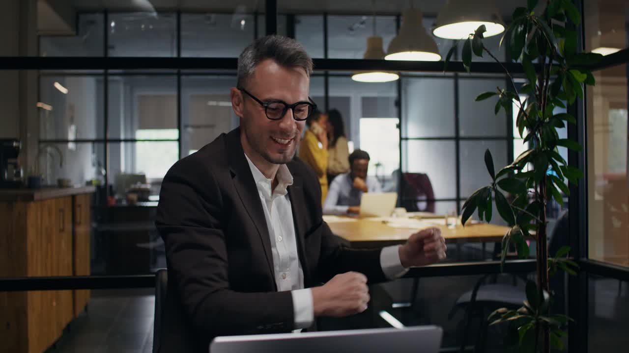Uomo d'affari felice che celebra il successo in ufficio
