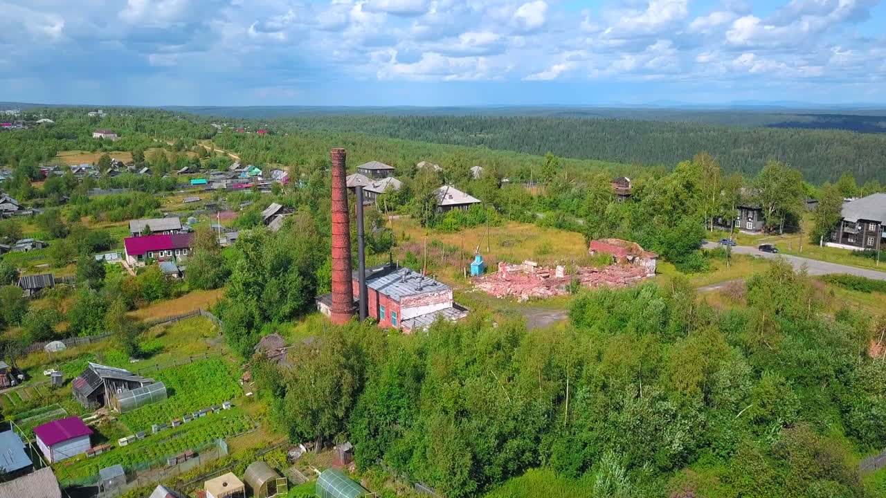 воздушный вид заброшенной фабрики в сельской деревне
