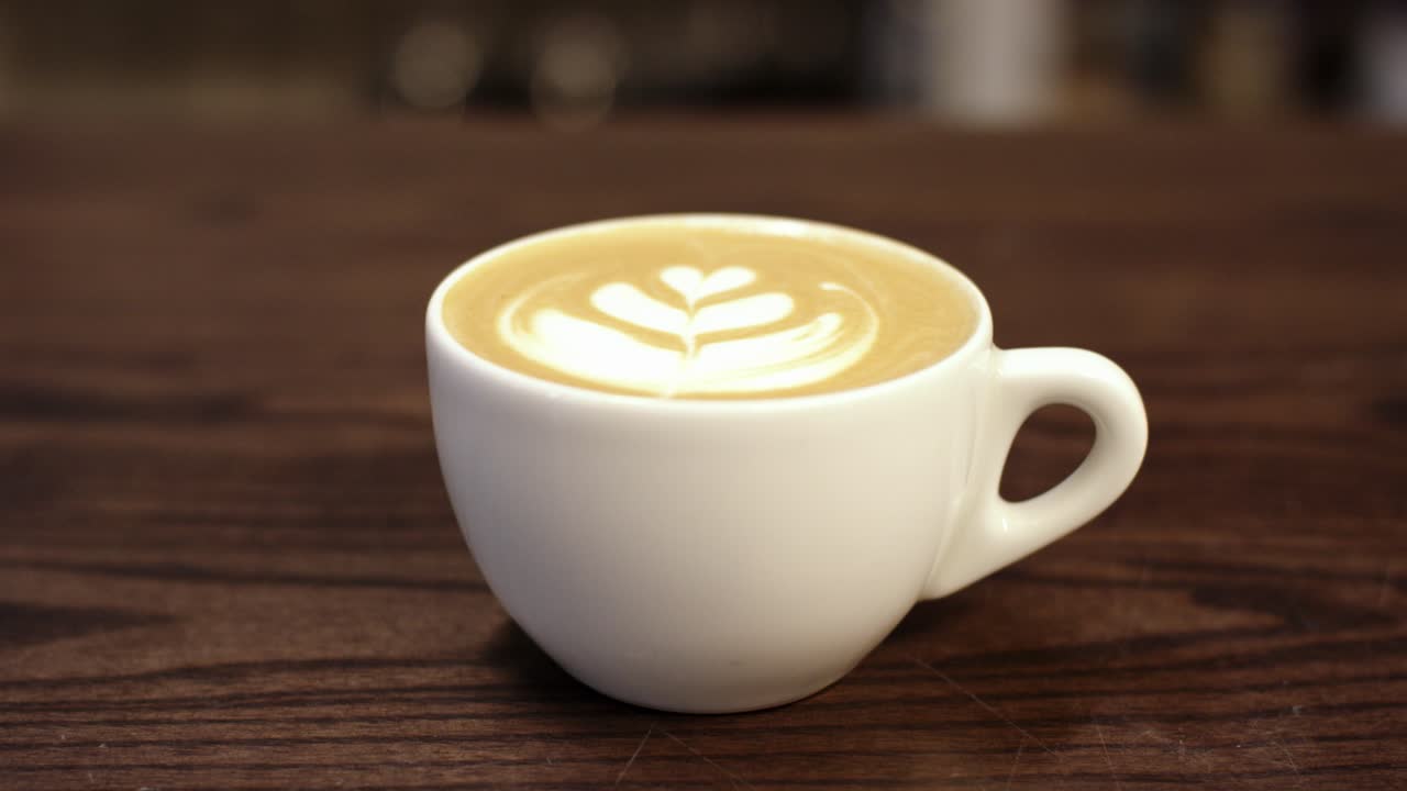 손이 라테를 집어들고