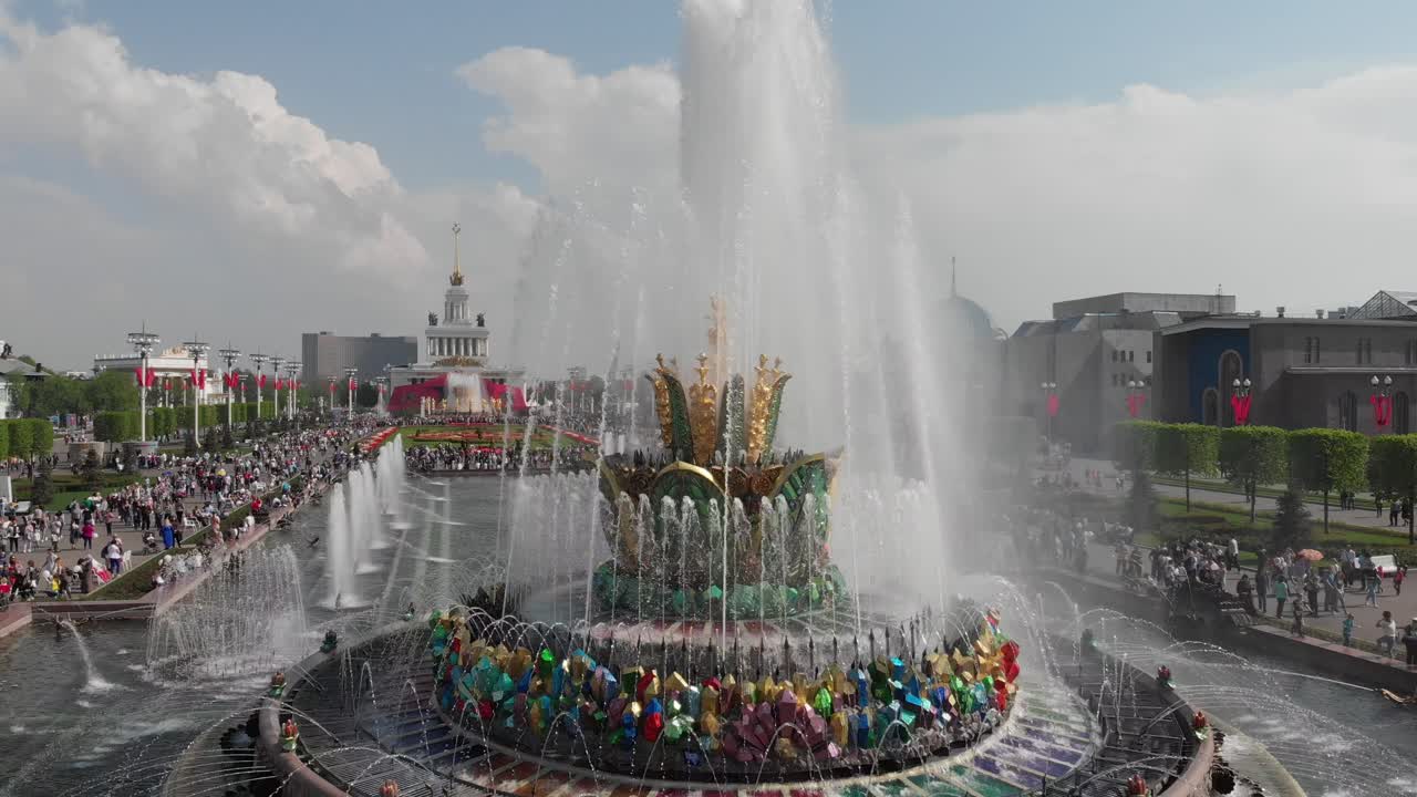 moscú fontan druzhba narodov, kamennyy tsvetok, cohete vostok con un dron a 4k 30fps