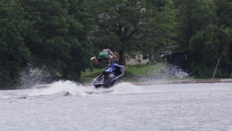 Jet-Ski-Superman-Trick-In-Zeitlupe