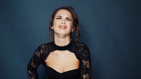 chica llorando con expresión de sufrimiento. emociones negativas femeninas