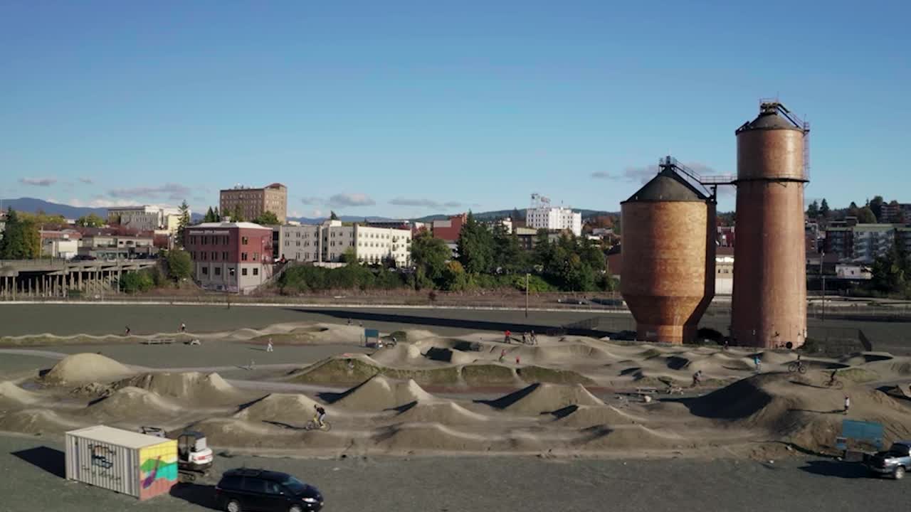 쿨샨 트랙사이드 근처 자전거 공원의 숙련된 자전거 타는 사람들