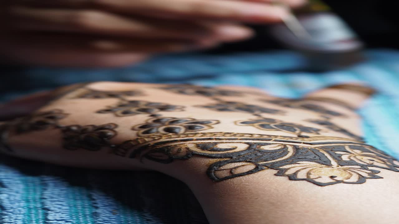 Disegno all'henné sulla mano