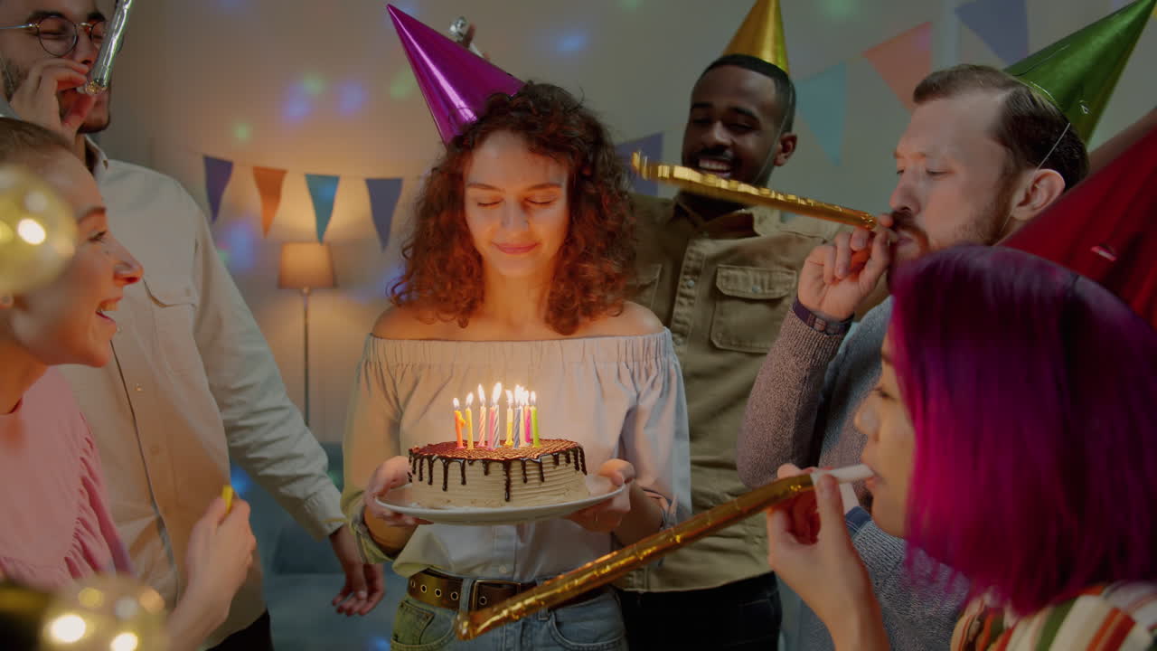 amigos celebrando un cumpleaños