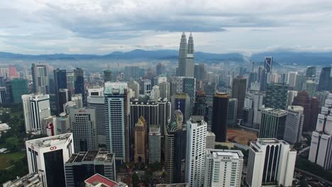 vista aérea de la ciudad de kuala lumpur en la capital de malasia, edificios altos.