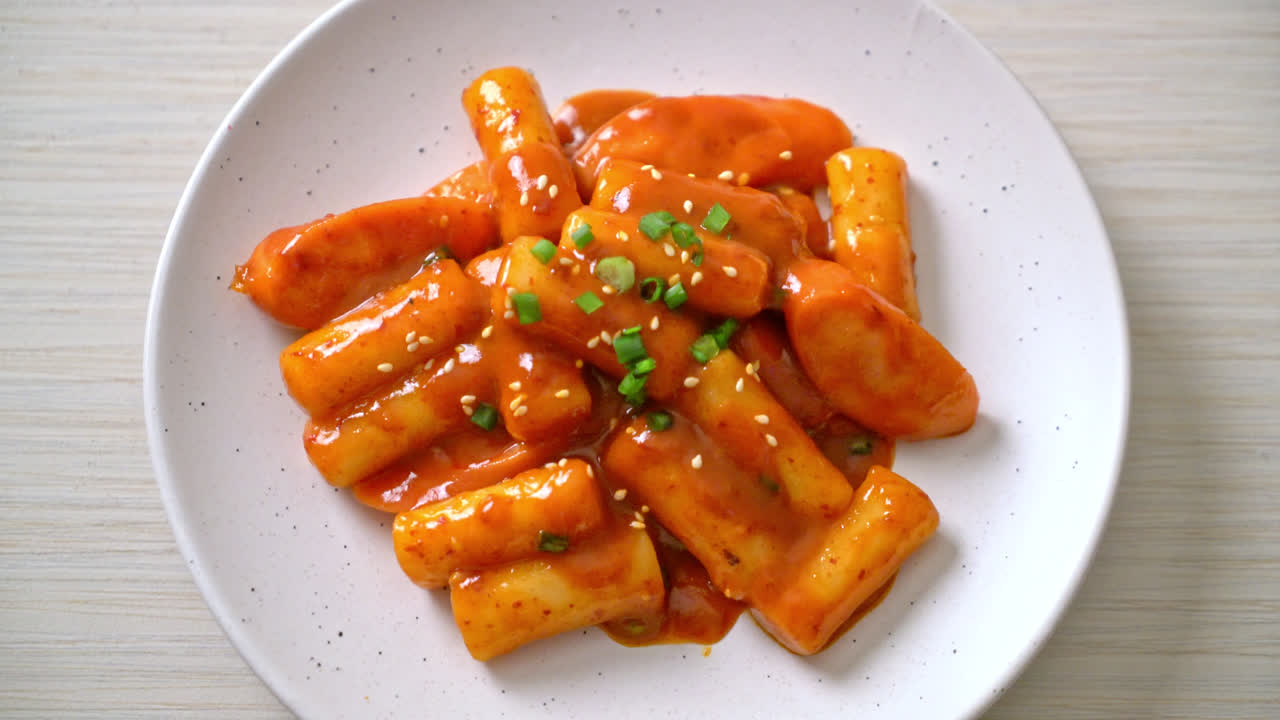 매콤한 소스에 소시지를 곁들인 한국식 떡볶이 - 떡볶이