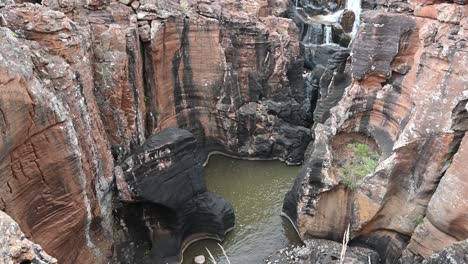 vista de abajo hacia arriba de las cascadas en bourke's luck en sudáfrica
