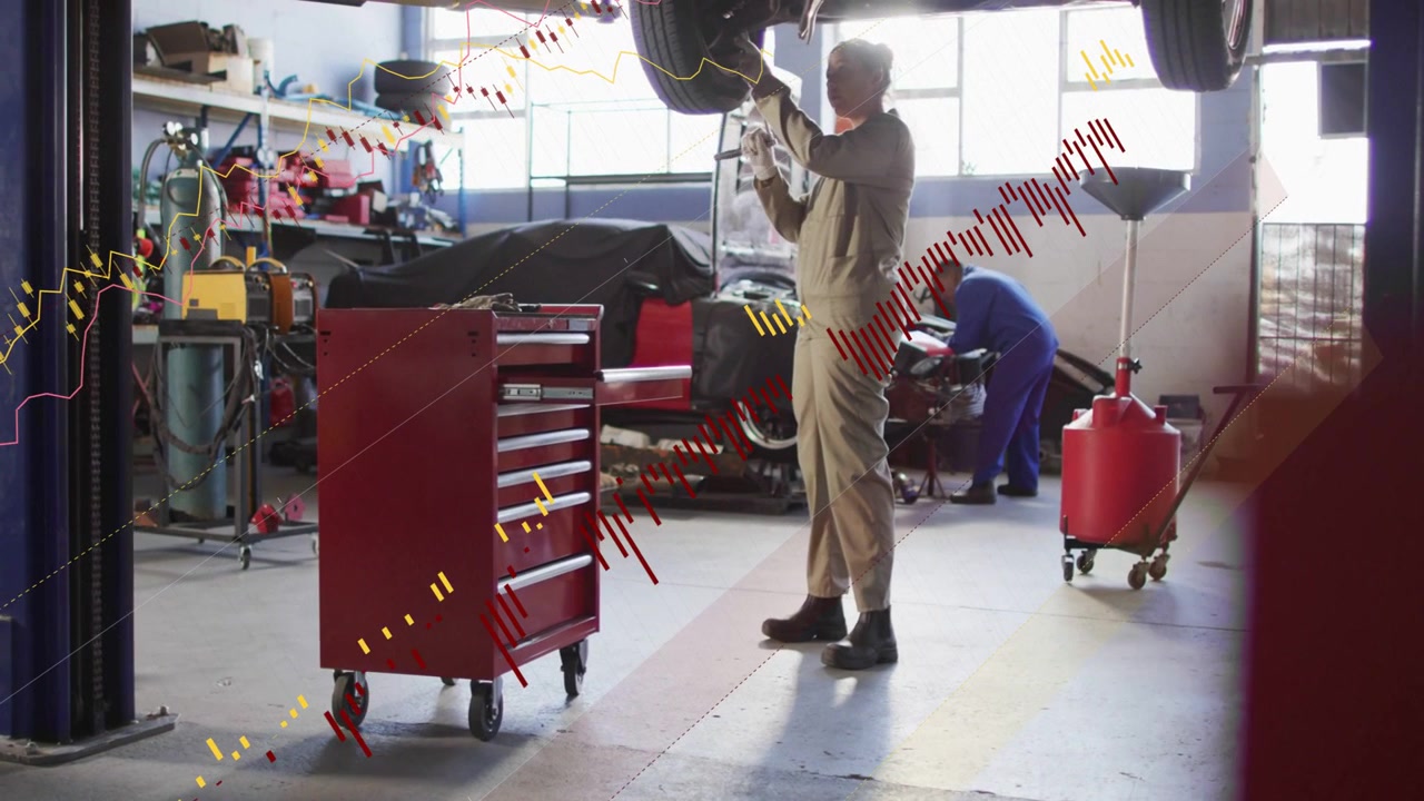 Tras el levantamiento, mecánico apretando los pernos de la rueda en el taller de coches, marcas animadas rojas y amarillas guiando la reparación