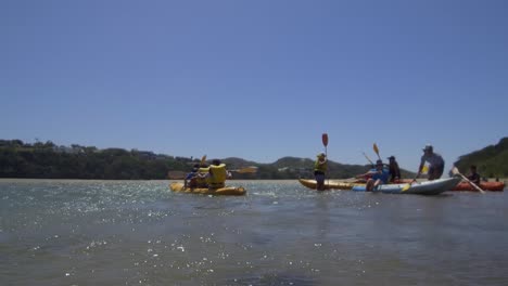 ángulo-Del-Nivel-Del-Agua-De-Los-Adolescentes-En-Canoa-En-El-Río-Nahoon-En-El-Este-De-Londres,-Sudáfrica