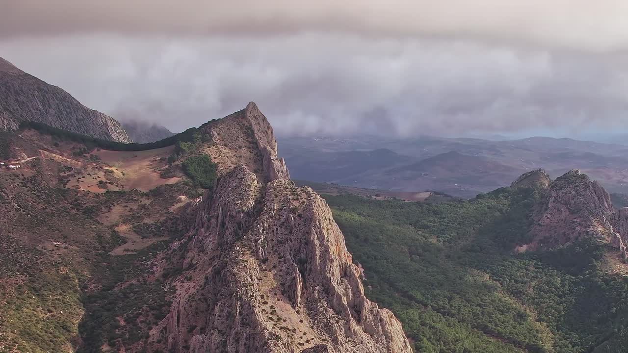 Vedute delle montagne a Malaga, Spagna, con cielo nuvoloso sullo sfondo