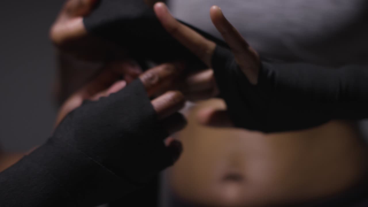 студийный снимок женщин, надевающих боксерские обертывания на руки перед совместными упражнениями 6