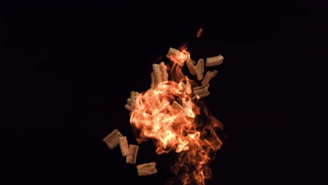 horneando papas fritas en un fuego abierto, la patata salta y se rompe en rebanadas en cámara lenta