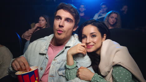 pareja de amor viendo una película en el cine