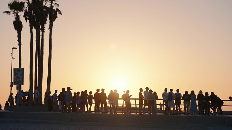 Folla che guarda il tramonto accanto allo skate park di Venice Beach in California