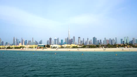 amplia vista panorámica sobre el océano de la playa y el horizonte de dubai en un típico día soleado