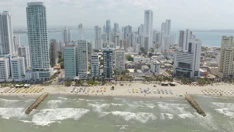 Drohne-Fliegt-Am-Sommernachmittag-Vom-Strand-Playa-Bocagrande-In-Cartagena-Weg