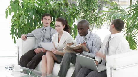 gente de negocios esperando una entrevista