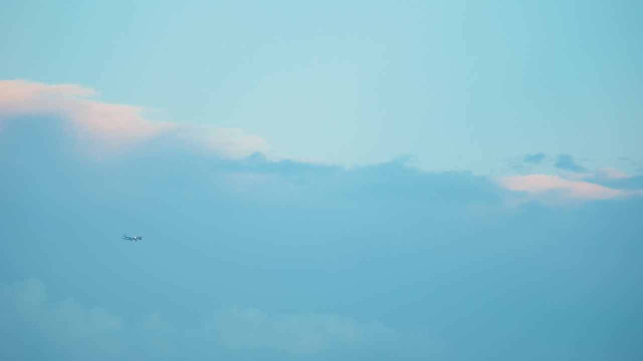 아름다운 푸른 하늘을 나는 비행기, 일몰의 구름 서핑, 4k 비디오