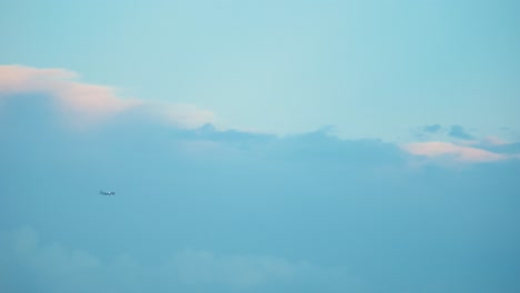 avión volador en un hermoso cielo azul, nubes de surf al atardecer, video 4k