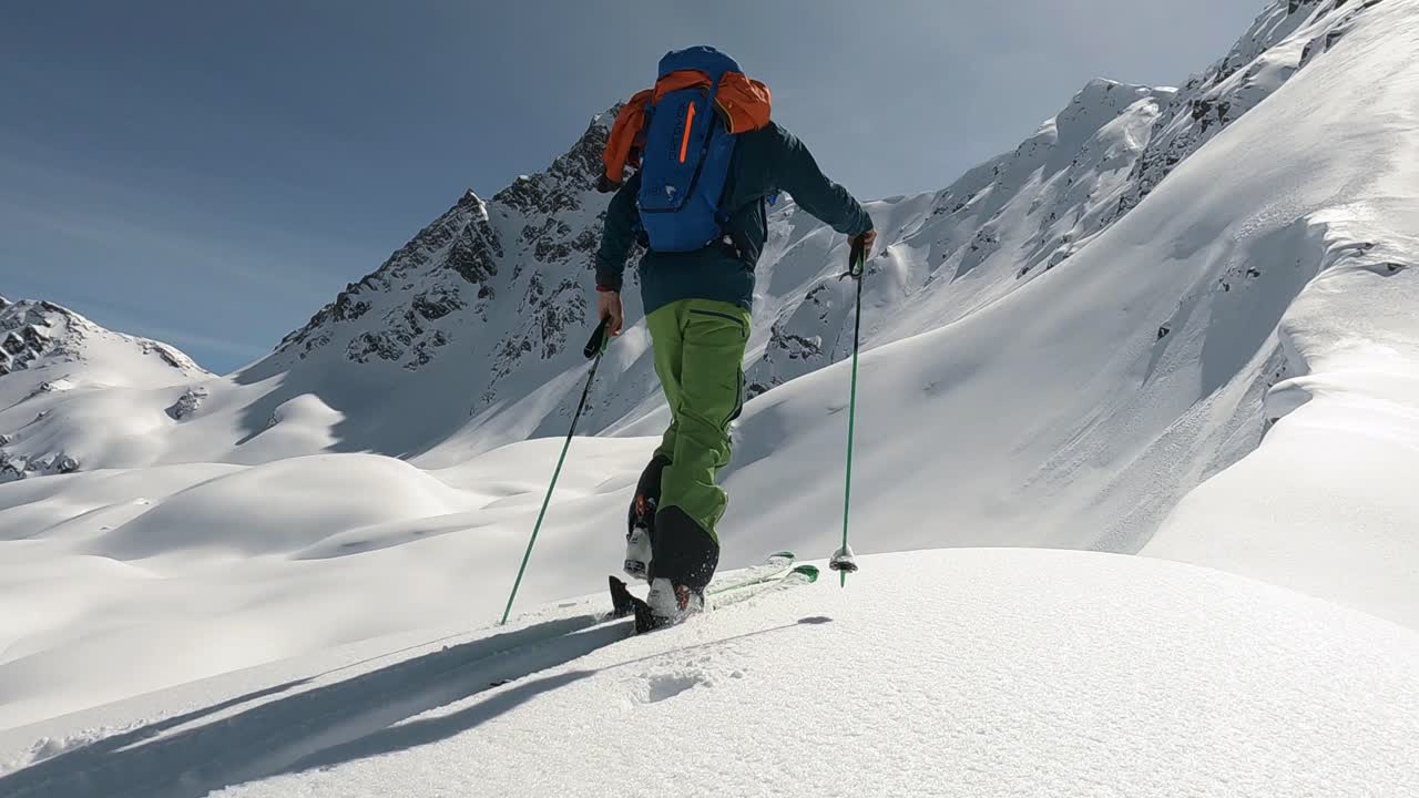 Sci alpinismo con una guida alpina professionale.