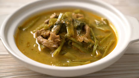 Thailändisches-Schweinefleisch-Curry-Mit-Prunkwinde