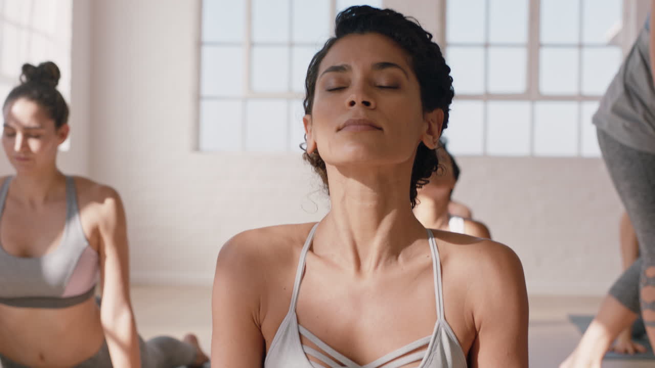 занятие йогой красивая испаноязычная женщина практикует позу собаки лицом вниз наслаждаясь здоровым образом жизни тренировка гибкого тела в фитнес-студии групповая медитация