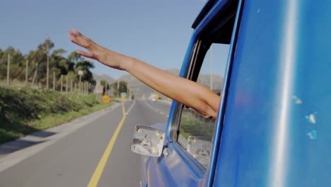 Junge-Frau-Auf-Einem-Roadtrip-Im-Pick-up-Truck