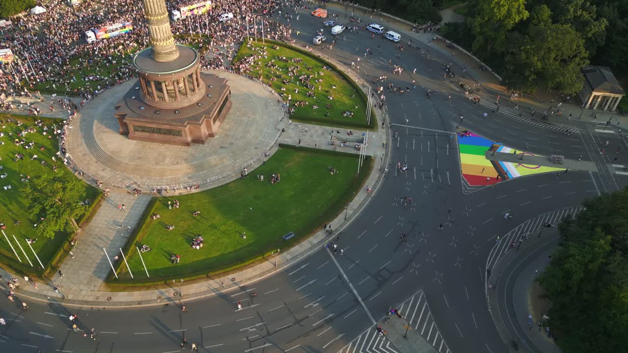 радужный флаг гладкий воздушный вид с вершины полета csd pride parade 2023 город берлин германия летний вечер колонна победы