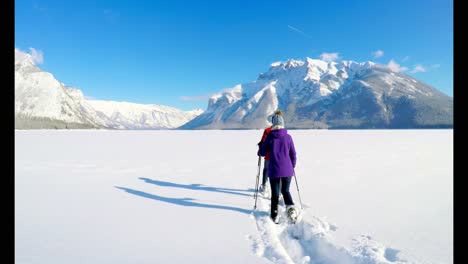 Skifahrerpaar,-Das-Im-Winter-4k-Durch-Die-Verschneite-Landschaft-Spaziert