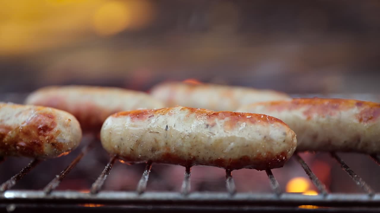 deliciosas salchichas jugosas, cocinadas en la parrilla con un fuego