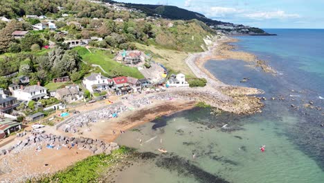 Cubierta-De-Colina-Empinada-Isla-De-Wight,-Reino-Unido,-Retroceso-Aéreo-De-Drones,-Revelación-Inversa