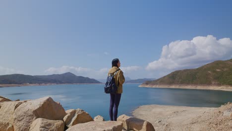 mujer asiática en un acantilado