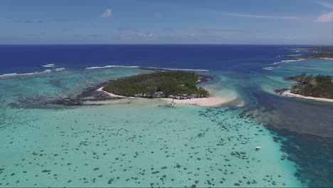 zona de la isla de arrecifes de coral de la costa de la república de mauricio en un día soleado, de vacaciones