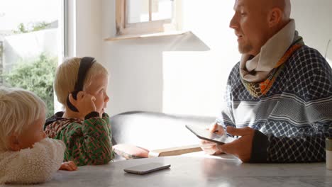 padre e hijos interactuando entre sí en el hogar 4k