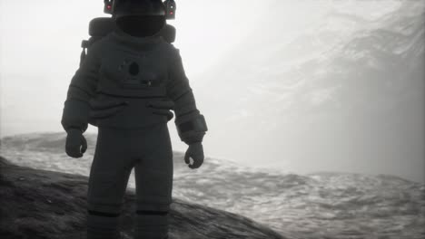 astronauta en otro planeta con polvo y niebla