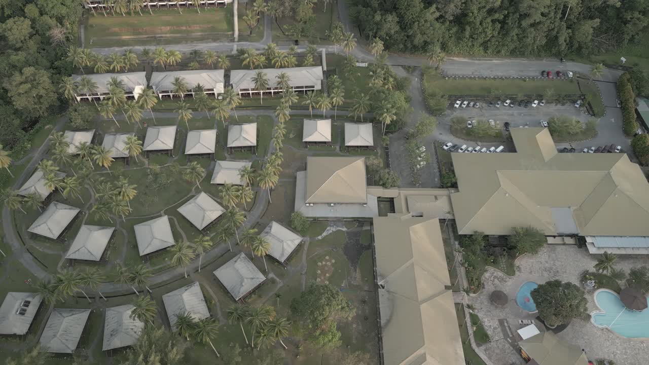 vista aérea de la noche de pantai damai central de santubong y el pueblo cultural de sarawak, borneo