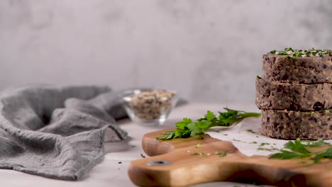 hamburguesa vegetal cruda con frijoles negros