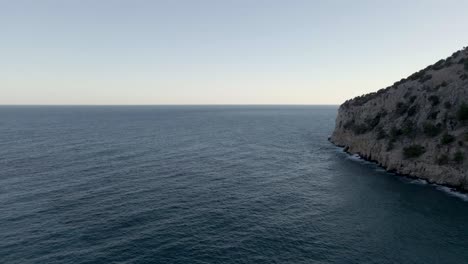 paisaje acuático sereno del mar egeo en la costa norte de grecia, isla de thassos