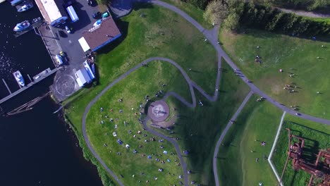 vista aérea bajando en la parte superior del parque de plantas de gas alrededor de 2016