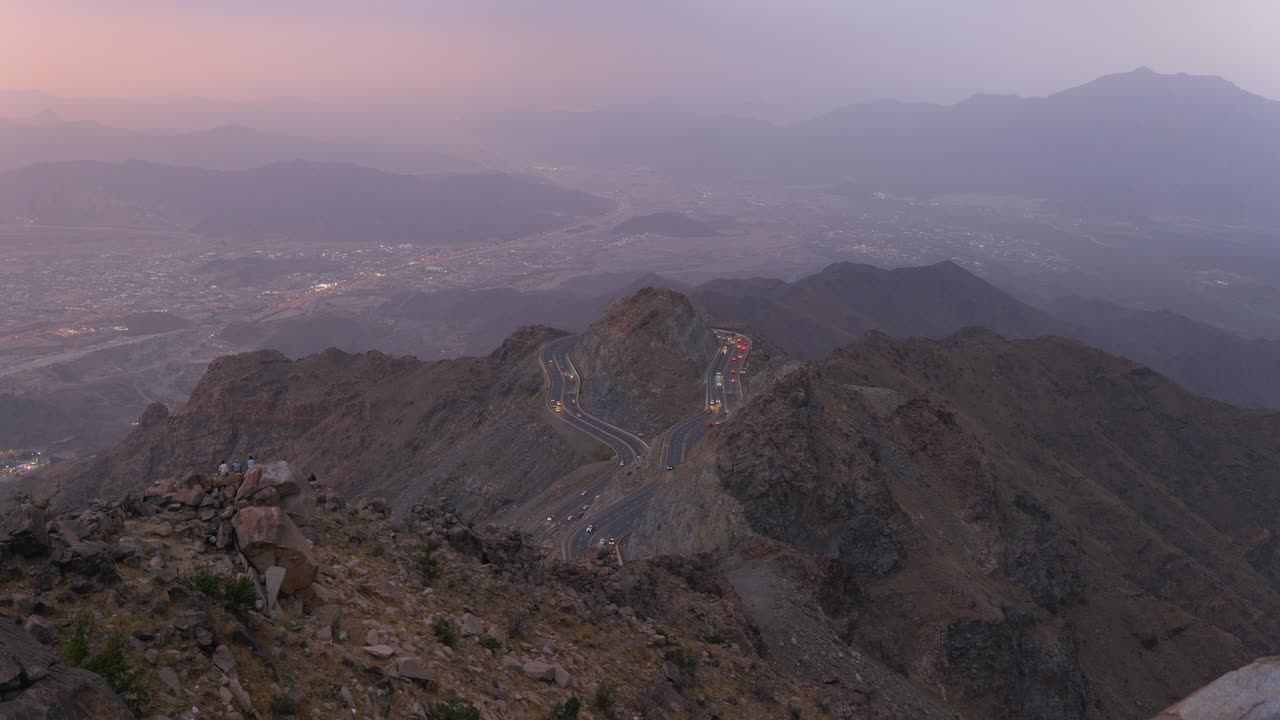 rutas de luces de tráfico a lo largo de la carretera de zig-zag en al hadah, arabia saudita