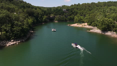 Hogscald-Hollow-beautiful-cove-located-in-Beaver-Lake-with-motor-boats,-aerial