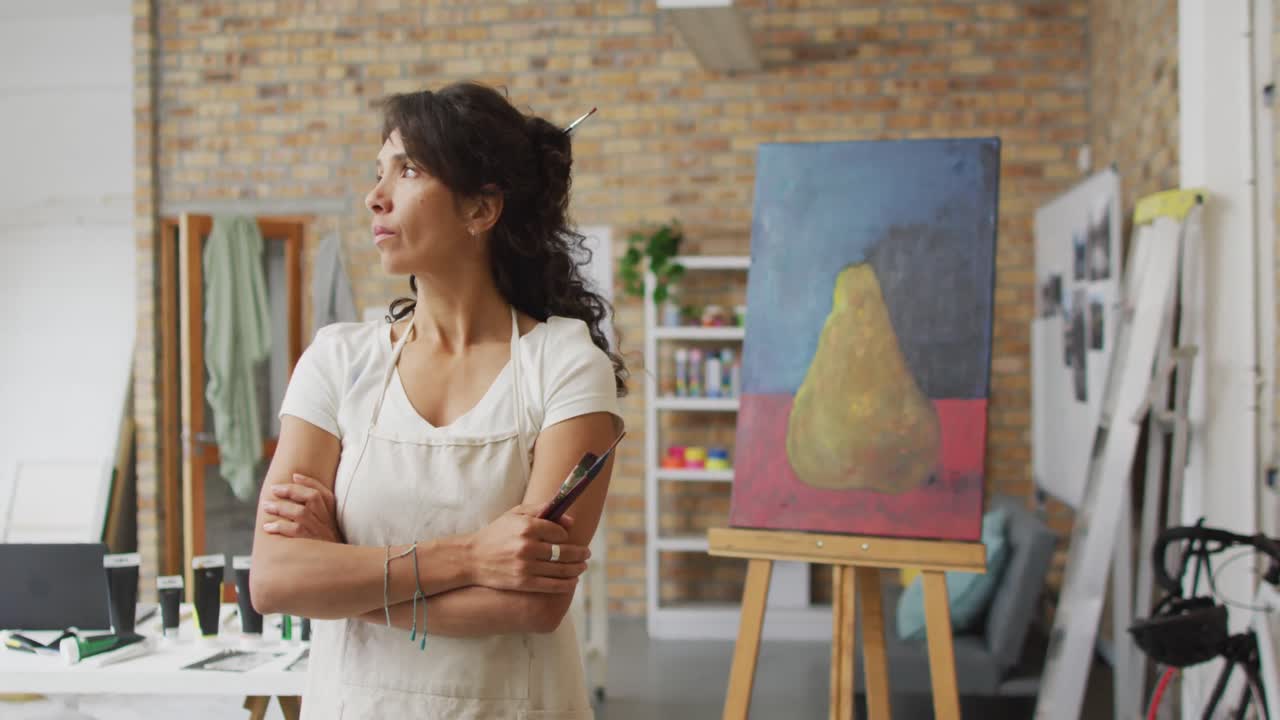 Video di artista donna birazziale pensierosa che guarda la telecamera in studio