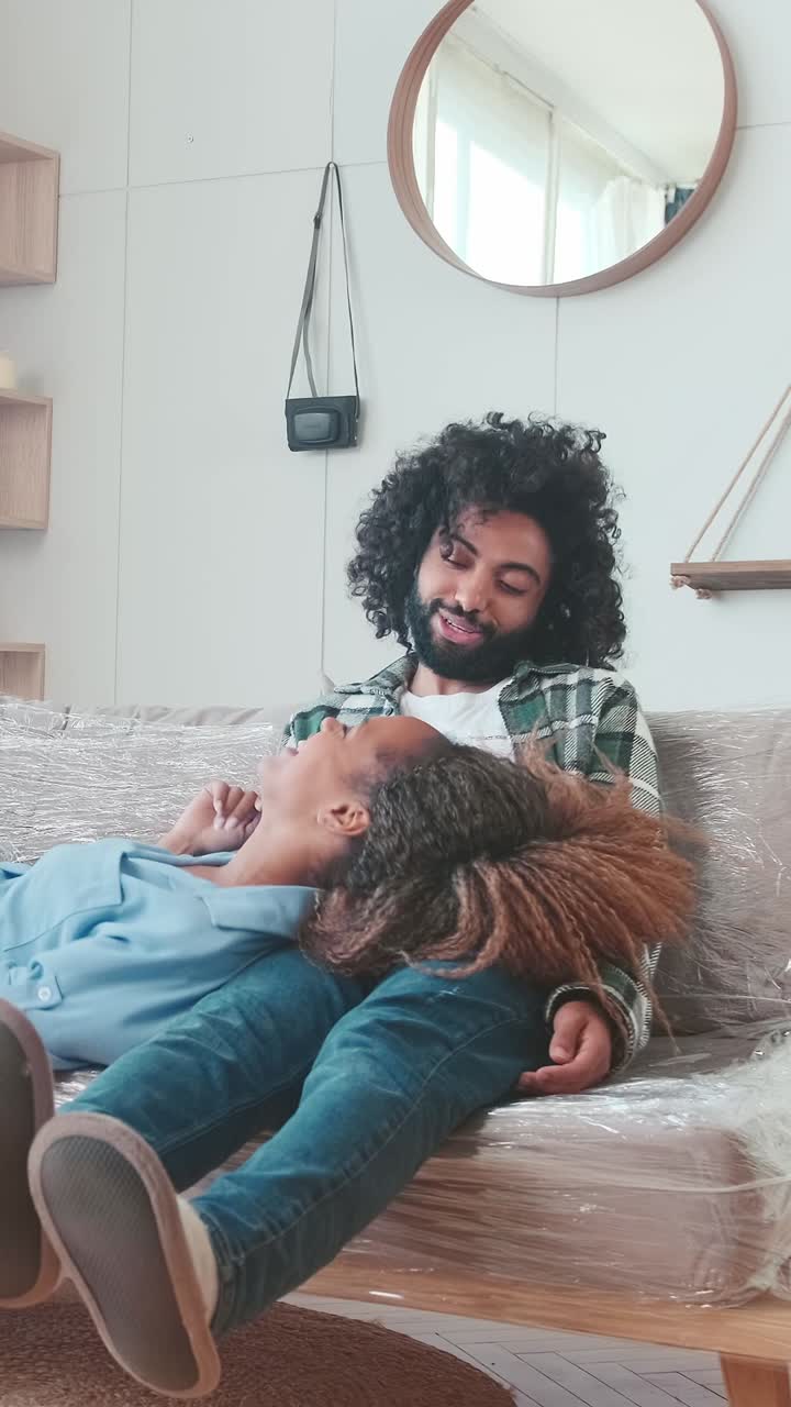 se desarrollan sorpresas inesperadas mientras los amigos disfrutan de un momento animado en casa.