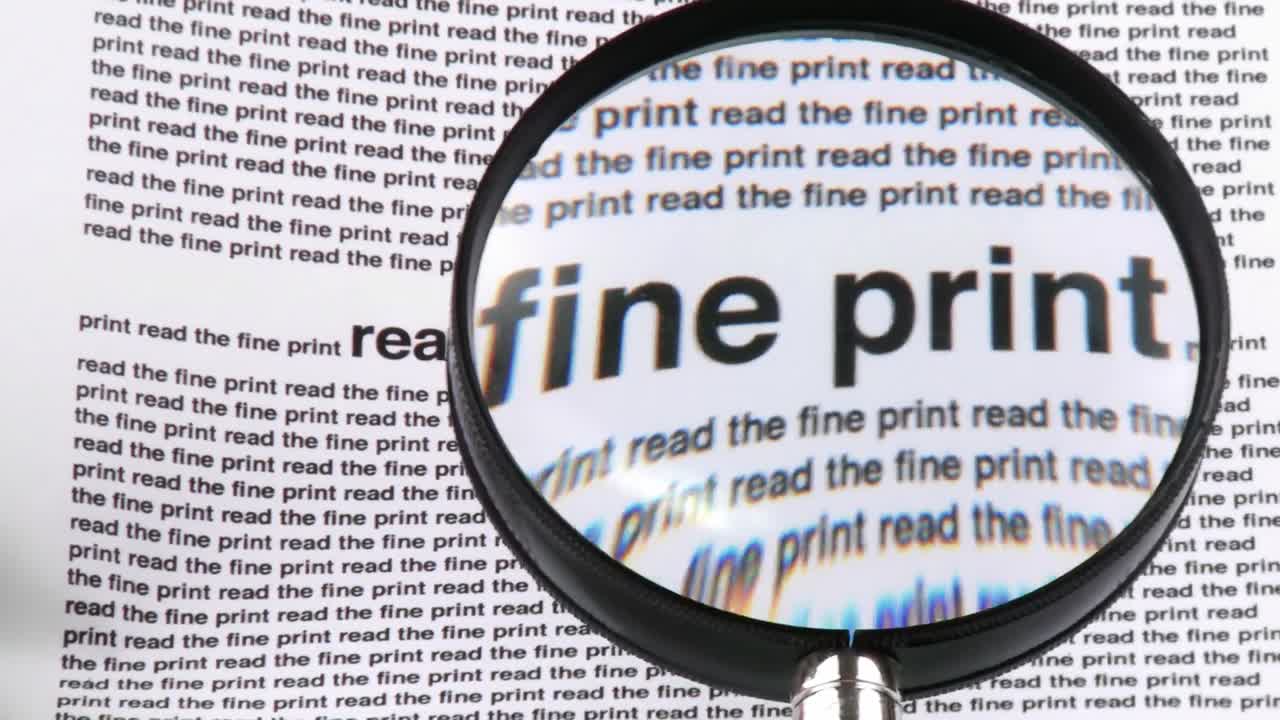 lente d'ingrandimento che mostra leggere le parole in caratteri piccoli