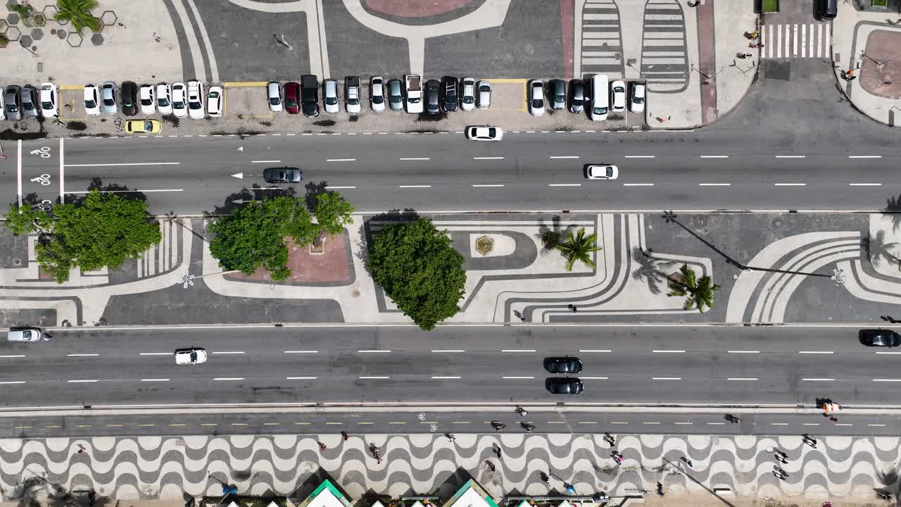 avenida de tráfico en la playa de copacabana en río de janeiro, brasil