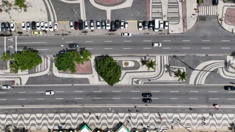 Avenida-De-Tráfico-En-La-Playa-De-Copacabana-En-Río-De-Janeiro,-Brasil