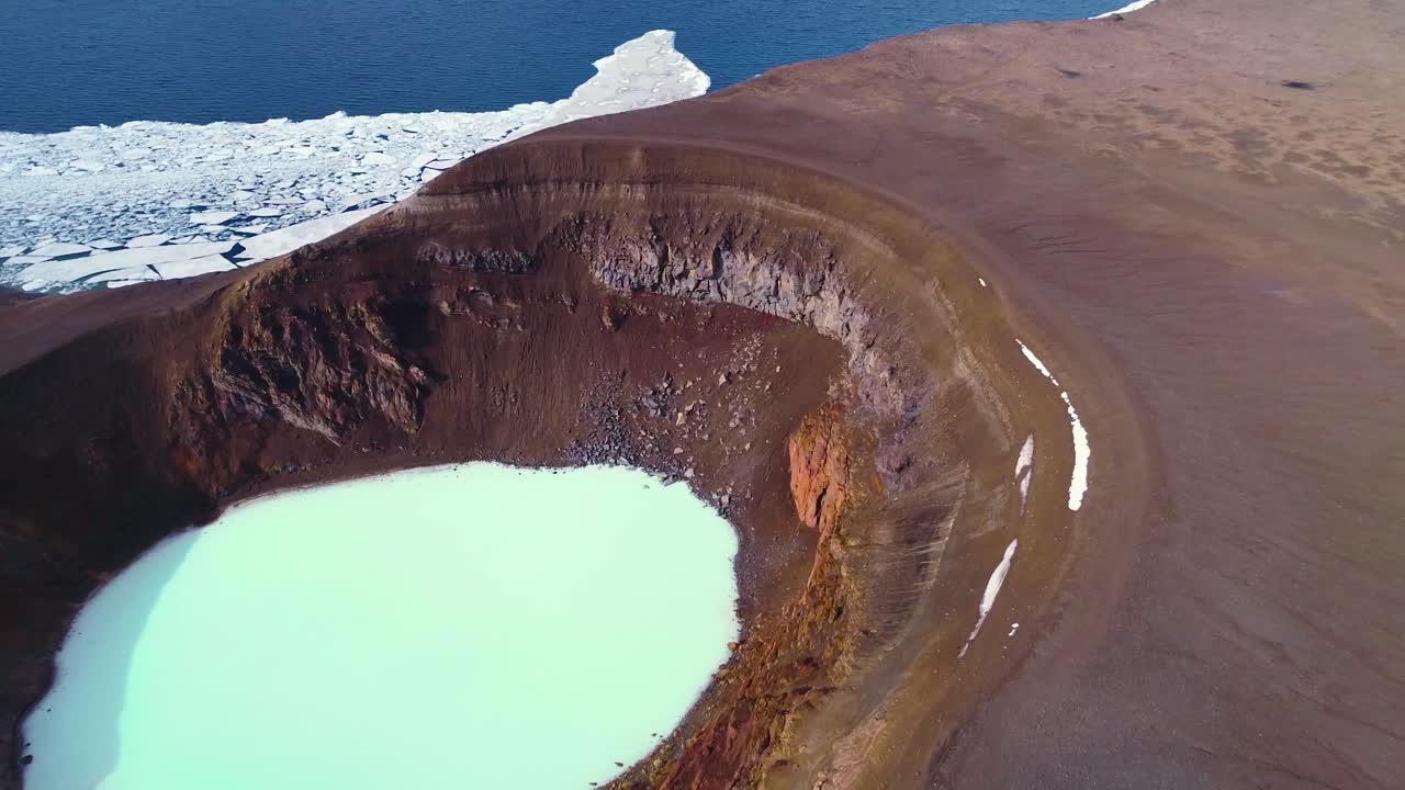 아이슬란드 황량한 고지 6의 askja 지역에 있는 거대한 칼데라 위로 아름다운 공중
