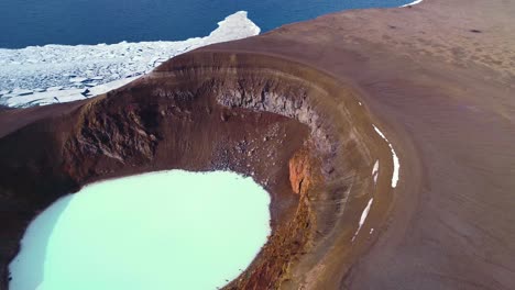 Wunderschöne-Antenne-über-Einer-Massiven-Caldera-In-Der-Askja-Region-Des-Trostlosen-Hochlands-Islands-6